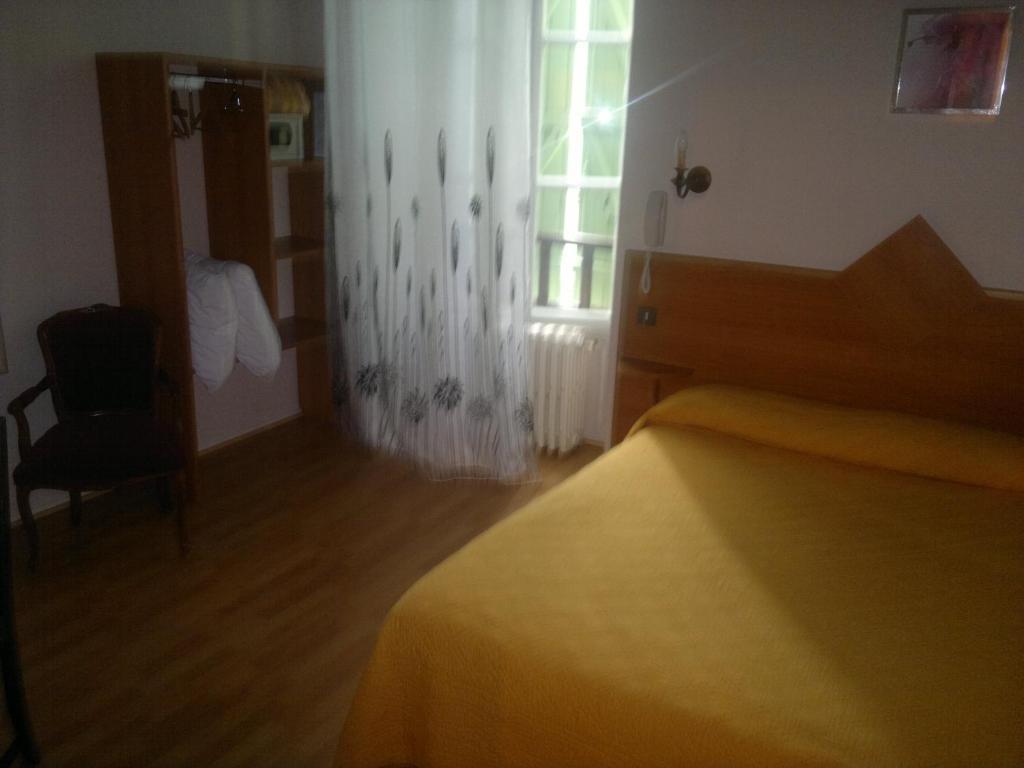 Logis Hotel De France Arudy Стая снимка